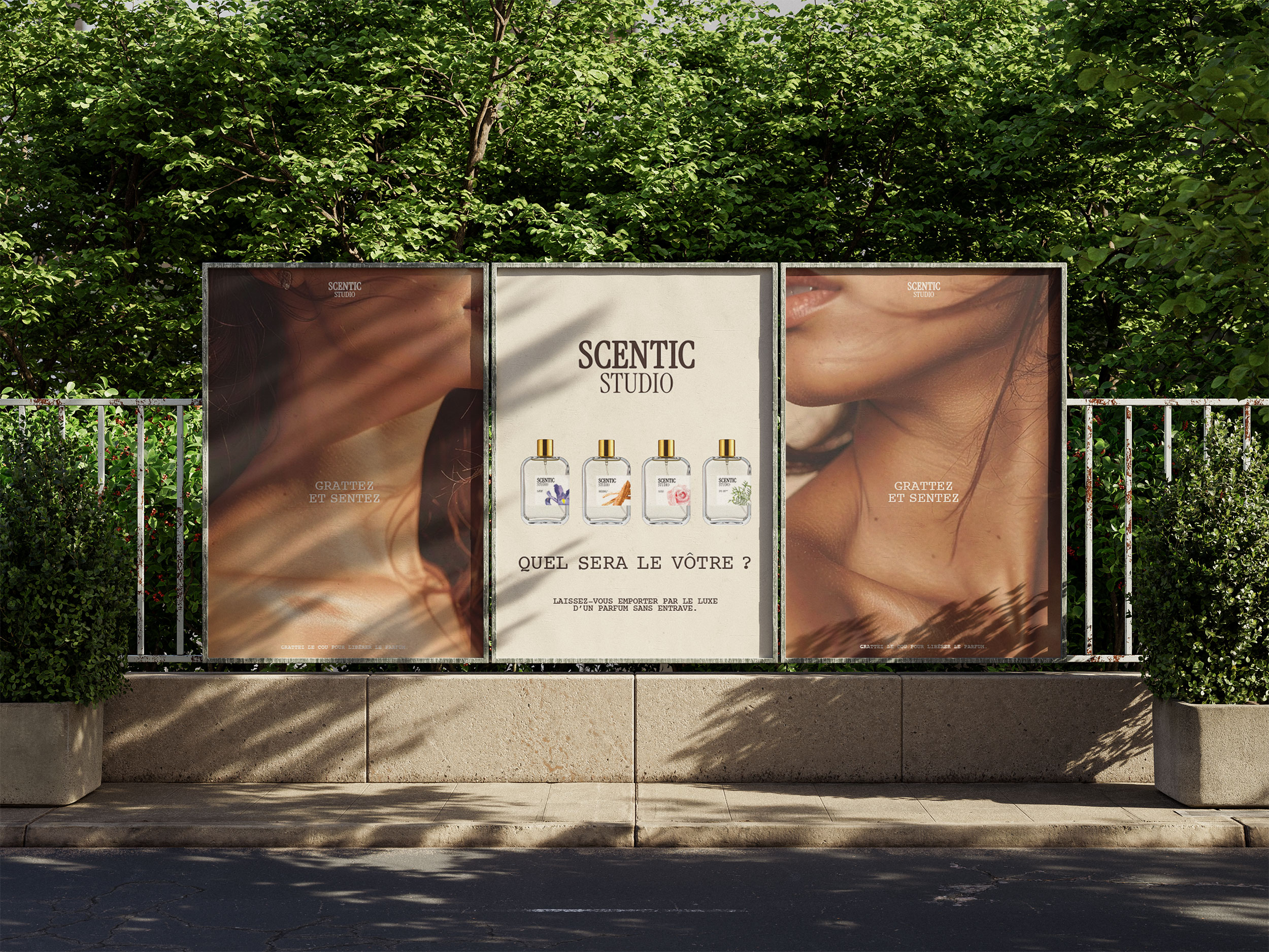 Mock-up d’une publicité Scentic Studio dans la rue, avec trois affiches : deux montrent le cou de femmes, et la centrale présente des parfums. Sur les affiches, le message « grattez et sentez » invite à interagir.
