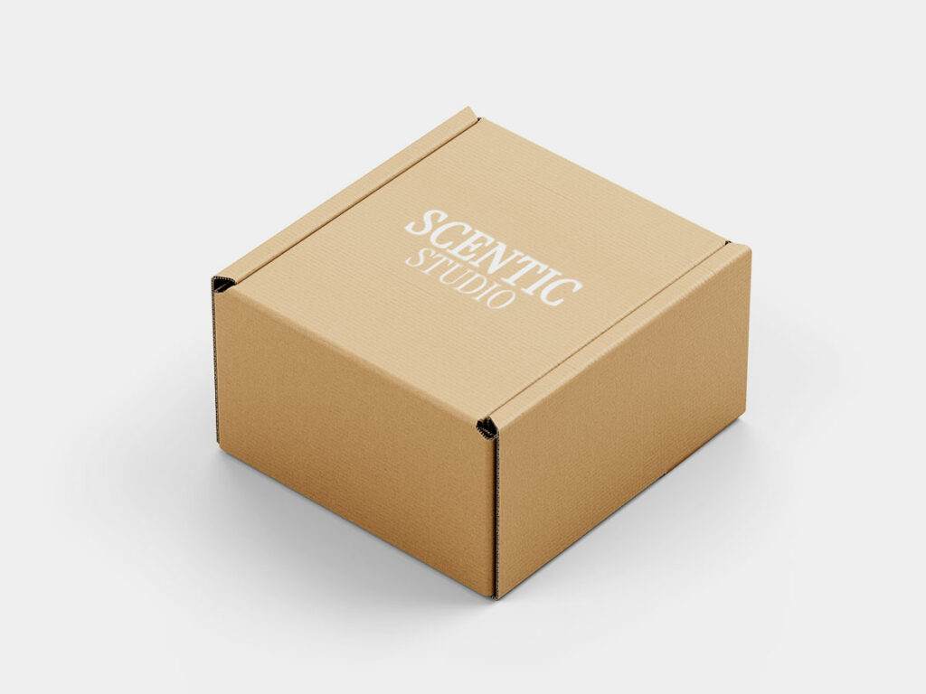 carton d'expédition du parfum avec le logo de Scentic Studio