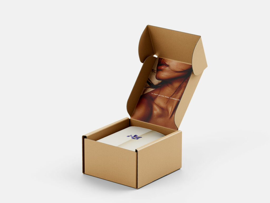 carton d'expédition ouvert avec emballage et bon de livraison